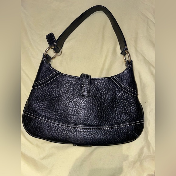 Small hobo bag… pebble leather authentic Coach purse with brass hardware - Picture 2 of 8